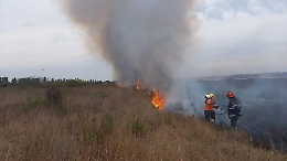 Agrigento, scoppia bombola di gas nel canneto in fiamme: tre vigili del fuoco feriti