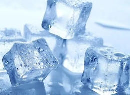 Bimba rischia di soffocare con un cubetto di ghiaccio: salvata da un poliziotto