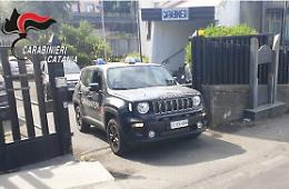 Ruba liquori e altra merce e fornisce falsa identità: 34enne denunciata