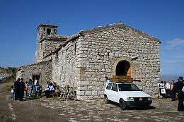 Sconcertante scoperta in una chiesa del Catanese: in una botola resti umani accatastati