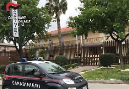 Guida senza patente e senza casco: denunciato