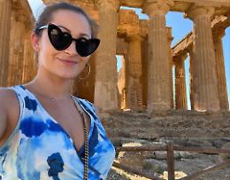 La pornostar americana Dani Daniels in vacanza ad Agrigento