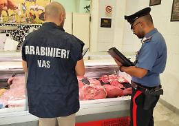 Catania, carne esposta all'aria aperta e tonno contaminato: sequestri del Nas a Ognina e al mercato di piazza Carlo Alberto