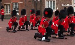 L'omaggio della guardie reali a re Carlo III