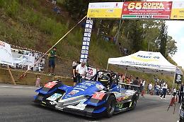 Paura alla Coppa Nissena: auto va a fuoco durante la gara