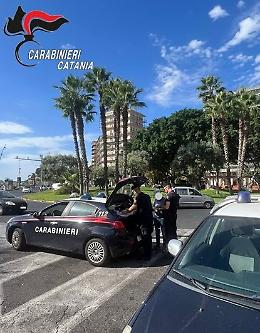 Catania, sosta selvaggia in Piazza Europa: multe a tappeto dei carabinieri