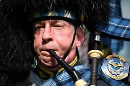 Il pifferaio personale della regina suoner&agrave; le ultime note