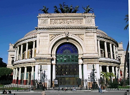 Bandiera di FdI sul Politeama, sanzioni disciplinari per tre dipendenti Foss