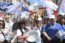 Consumatori: Commissione, rafforzare efficacia tutele utenti