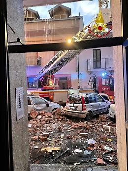 Fuga di gas ed esplosione in una palazzina nel Torinese