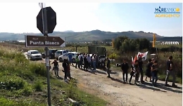 Esercitazioni a Punta Bianca, ambientalisti protestano e i militari non si presentano