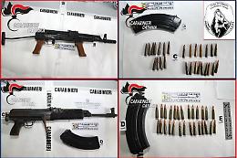 Armi da guerra e droga nel sottoscala di un palazzo a Librino: tutto sequestrato