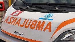 Autista si accascia mentre sale sul pullman e muore