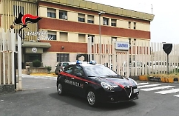 Tenta di sfondare la porta di casa della fidanzata e poi aggredisce i Carabinieri: arrestato un 23enne