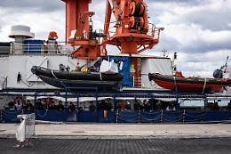 Migranti, medico Usmaf: «Ecco regole per chi scende dalle navi»