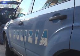 Ruba vestiti in un centro commerciale: arrestato