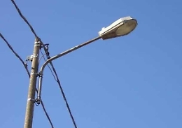 Villa con piscina, sala cinema e ascensore ma il proprietario rubava l'energia elettrica: denunciato