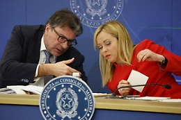 Manovra da 136 articoli: aumentano accise sigarette e mance camerieri detassate