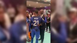 L'abbraccio tra Timothy Weah a pap&agrave; George: la gioia dopo la vittoria degli Usa sull'Iran
