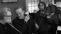 Dublino, Bono degli U2 canta «Desire» in un pub con una birra in mano