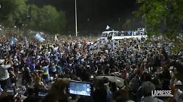 L'Argentina mostra la Coppa del Mondo ai tifosi in delirio