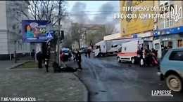 Ucraina, raid russo su Kherson alla vigilia di Natale: morti e feriti. Il video della citt&agrave; dopo l'attacco