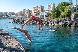 Tuffi, tintarella e picnic in riva al mare: in Sicilia sembra Ferragosto