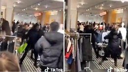Violenta lite in un negozio di Oxford Street a Londra: due donne si azzuffano, le urla degli altri clienti poi è il caos