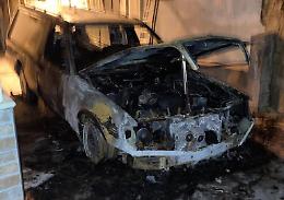 Incendiati un mezzo e porta d'ingresso di agenzia di pompe funebri