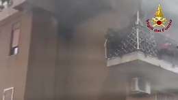 Appartamento e mansarda vanno a fuoco in una palazzina a Catania: le immagini