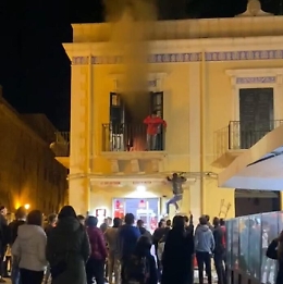 Disabile muore nell'incendio divampato in casa: badante non riesce a salvarlo