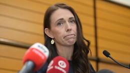 Nuova Zelanda, la premier Jacinda Ardern si dimette in lacrime: «Sono esausta»
