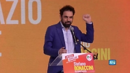 L'ex M5S Giarrusso: &laquo;Annuncio il mio ingresso nel Pd&raquo;. Accoglienza tiepida della platea