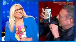 &laquo;Domenica In&raquo;, Amadeus chiama Fiorello in diretta: &laquo;Ma che vuoi da me? Io sono al compleanno di mia cognata&raquo;