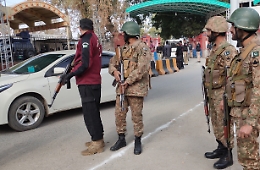 Pakistan:esplosione moschea, almeno 17 i morti e 90 feriti
