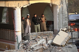 Pakistan: kamikaze in moschea, bilancio sale a 92 morti