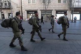 Cisgiordania: tenta di accoltellare soldati Israele