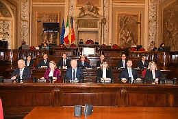 L'Ars approva la Finanziaria e con voto segreto i deputati si aumentano lo stipendio. M5s: «De Luca si è tolto la maschera»