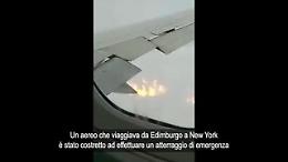 Atterraggio di emergenza per un aereo in Scozia: l'ala &egrave; in fiamme