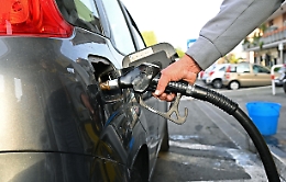 Benzina: Staffetta, al self service a 1,861 euro al litro