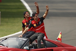 F1: SF-23 consueto rosso Ferrari, ma più nero sulla livrea