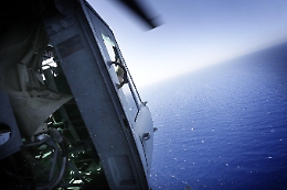 Tre barconi con 1.300 migranti in pericolo nel Mediterraneo, partono i soccorsi di Guardia costiera e Marina