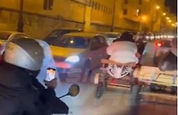 Corsa clandestina coi pony a Palermo in mezzo al traffico, un calesse si schianta contro un'auto: video