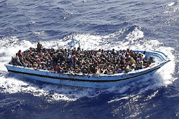 Alarm Phone lancia Sos per un barcone con 500 migranti in difficoltà nel Canale di Sicilia