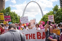 La Corte Suprema salva la pillola abortiva, Biden esulta