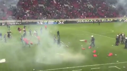 Scoppia il caos dopo Olympiacos-Aek Atene i tifosi colpiscono l'arbitro Davide Massa