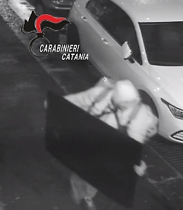 Catania, depreda appartamento di viale Rapisardi: incastrato dalla videosorveglianza