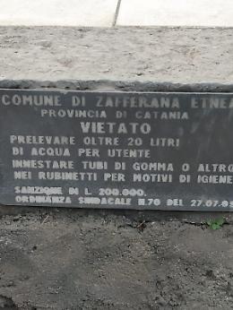 Zafferana Etnea: dietro la fontana di Pisano, targa con sanzione in lire