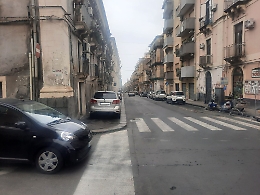Catania: «Comodi parcheggi sui marciapiedi»