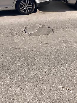 Catania, Via S. M. della Catena angolo via Zangh&igrave;: acqua ristagnante estate e inverno